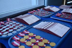 Policjanci na uroczystości wręczenia meda