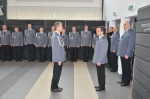 Dowódca uroczystości składa meldunek