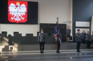 Policjanci na tle godła Polski