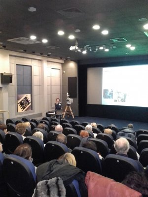 policjantka wygłasza prelekcję  w kinie