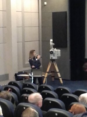 policjantka omawia prezentację