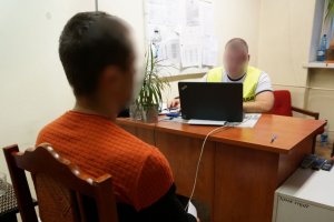 Policjanci prowadzą zatrzymanego.