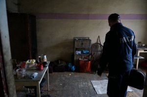 Dzielnicowy kontroluje pustostany.