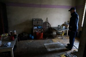 Dzielnicowy kontroluje pustostany.