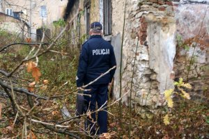 Dzielnicowy kontroluje pustostany.