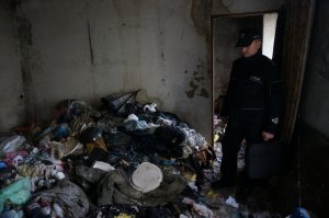 Dzielnicowy kontroluje pustostany.