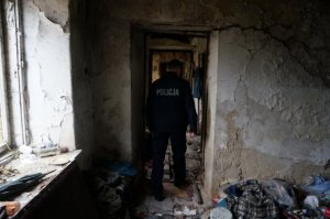 Dzielnicowy kontroluje pustostany.