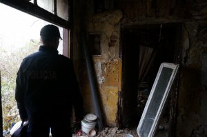 Dzielnicowy kontroluje pustostany.