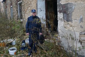 Dzielnicowy kontroluje pustostany.