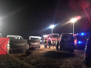 Służby ratunkowe na miejscu wypadku samolotu