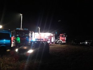 radiowóz i straż pożarna na miejscu wypadku samolotu