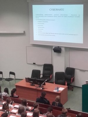 Slajd z napisem Cyberhate
