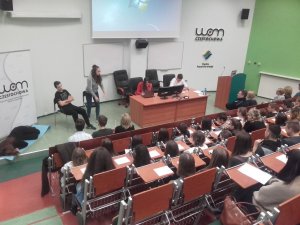 Młodzież gra na scenie