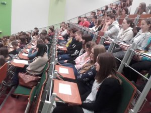 Młodzież słucha wykładu