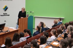 Policjanci siedzą na auli