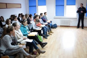 publiczność słucha wykładu