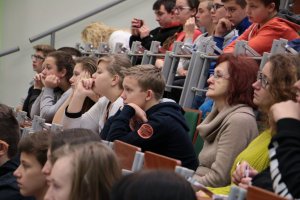 Młodzież słucha wykładu