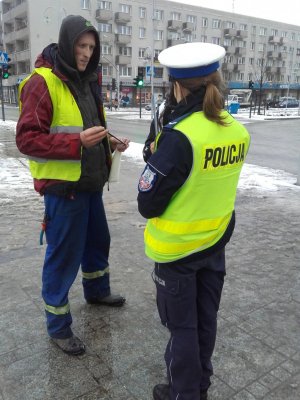 Pieszy otrzymuje odblask