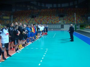 Zawodnicy słuchają regulaminu