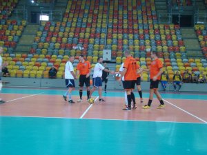 Zawodnicy grają piłkę nożną