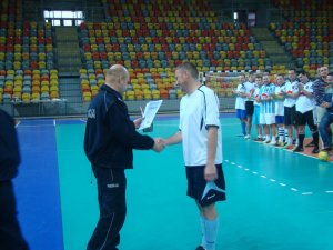 Zawodnik odbiera dyplom