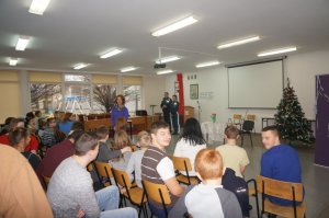 Młodzież odgrywa przedstawienie mikołajkowe