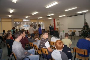 Młodzież odgrywa przedstawienie mikołajkowe