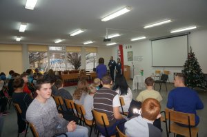 Młodzież odgrywa przedstawienie mikołajkowe