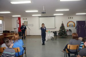 Młodzież odgrywa przedstawienie mikołajkowe