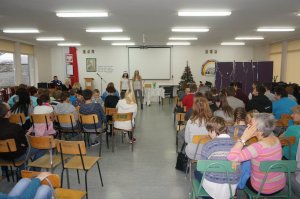 Młodzież odgrywa przedstawienie mikołajkowe