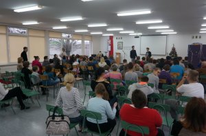 Młodzież odgrywa przedstawienie mikołajkowe