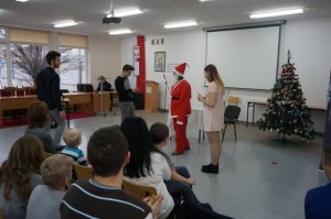 Młodzież odgrywa przedstawienie mikołajkowe