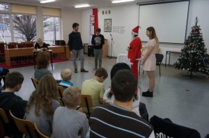 Młodzież odgrywa przedstawienie mikołajkowe