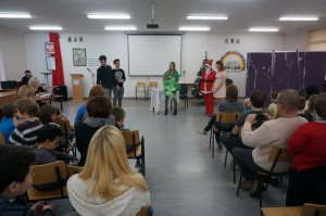 Młodzież odgrywa przedstawienie mikołajkowe