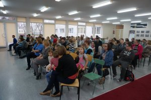 Młodzież odgrywa przedstawienie mikołajkowe