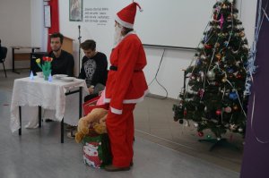 Młodzież odgrywa przedstawienie mikołajkowe