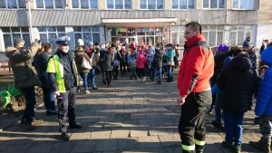 Policjanci rozdają kamizelki odblaskowe