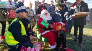 Policjanci rozdają kamizelki odblaskowe