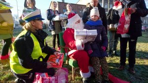 Policjanci rozdają kamizelki odblaskowe