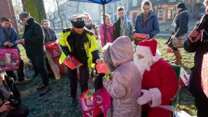 Policjanci rozdają kamizelki odblaskowe