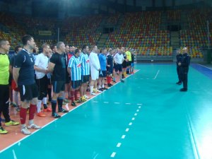 Zawodnicy grają w halową piłkę nożną