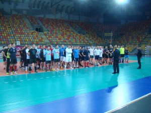 Zawodnicy grają w halową piłkę nożną