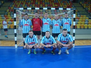 Zawodnicy grają w halową piłkę nożną