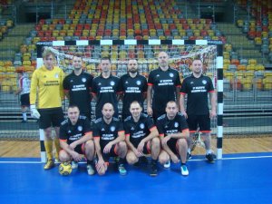 Zawodnicy grają w halową piłkę nożną