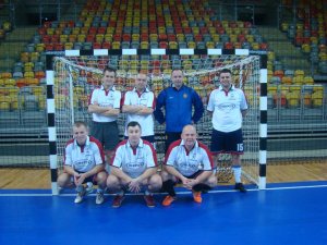 Zawodnicy grają w halową piłkę nożną