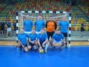 Zawodnicy grają w halową piłkę nożną