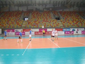 Zawodnicy grają w halową piłkę nożną