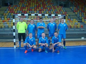 Zawodnicy grają w halową piłkę nożną