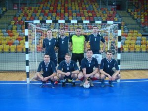 Zawodnicy grają w halową piłkę nożną