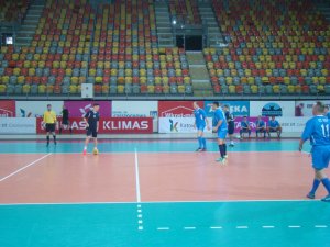 Zawodnicy grają w halową piłkę nożną